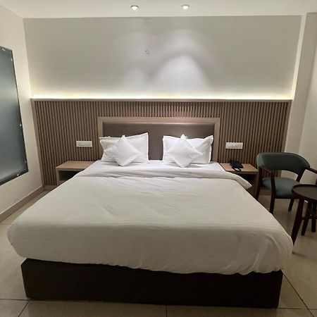 Hotel Celebrations Zirakpur Bagian luar foto