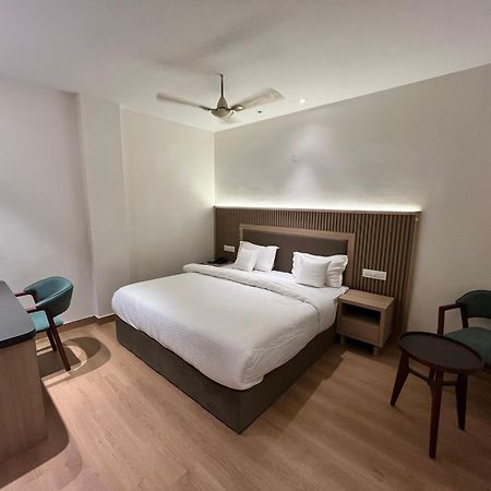 Hotel Celebrations Zirakpur Bagian luar foto