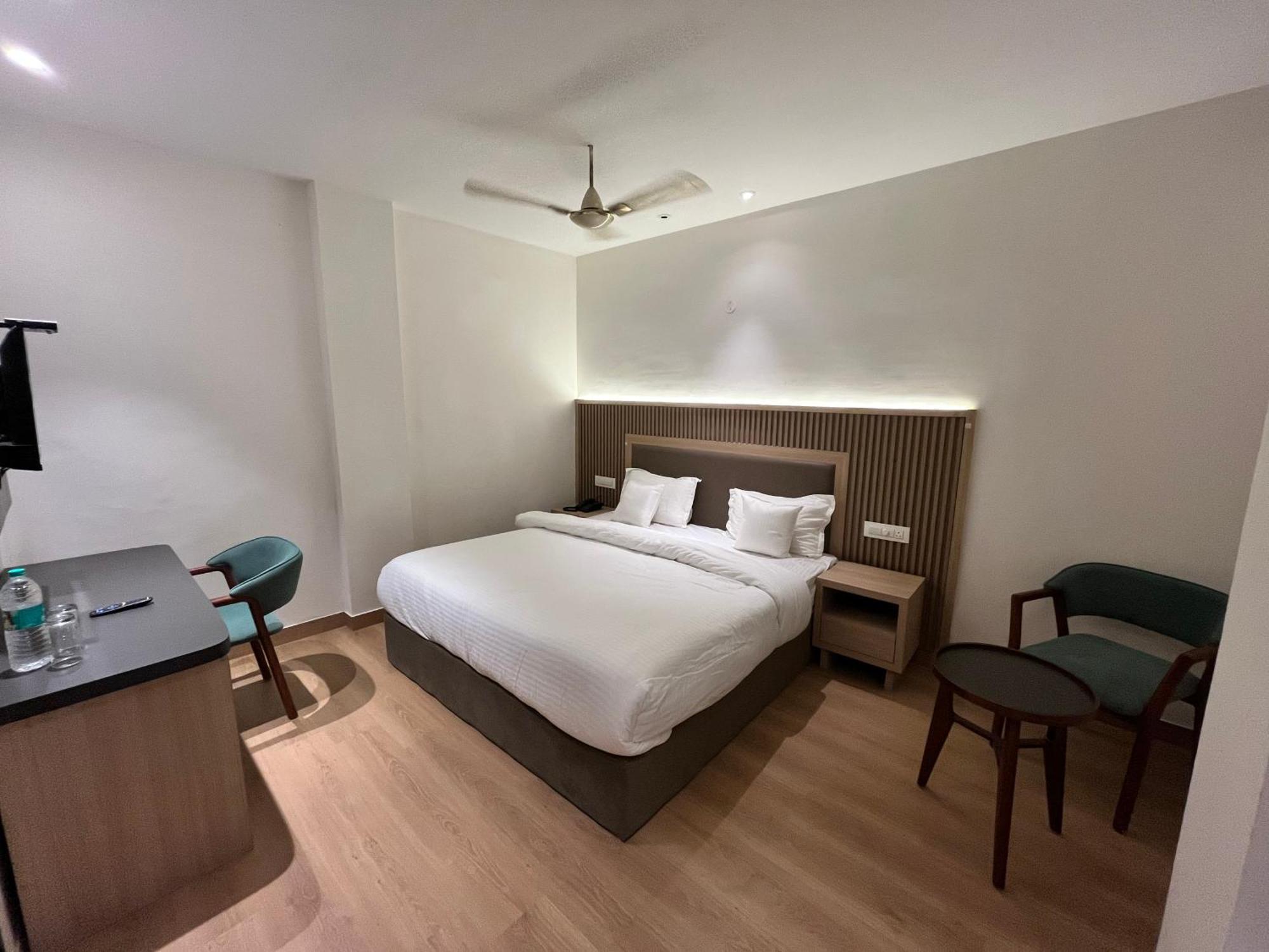 Hotel Celebrations Zirakpur Bagian luar foto